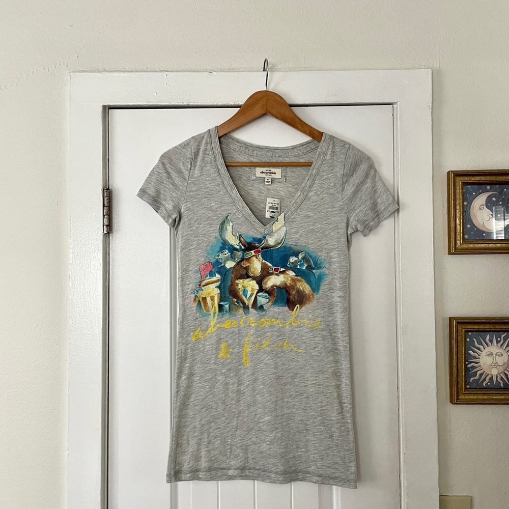 NWT Abercrombie & Fitch Graphic Moose V-Neck Tee Light Gray size XS/Small - Picture 5 of 5